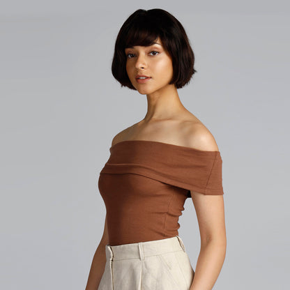 FLIP IT OFF SHOULDER TOP BROWN